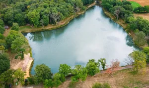 luchtfoto-etang-crolee-karpervissen-frankrijk-betaalwater-familie-2